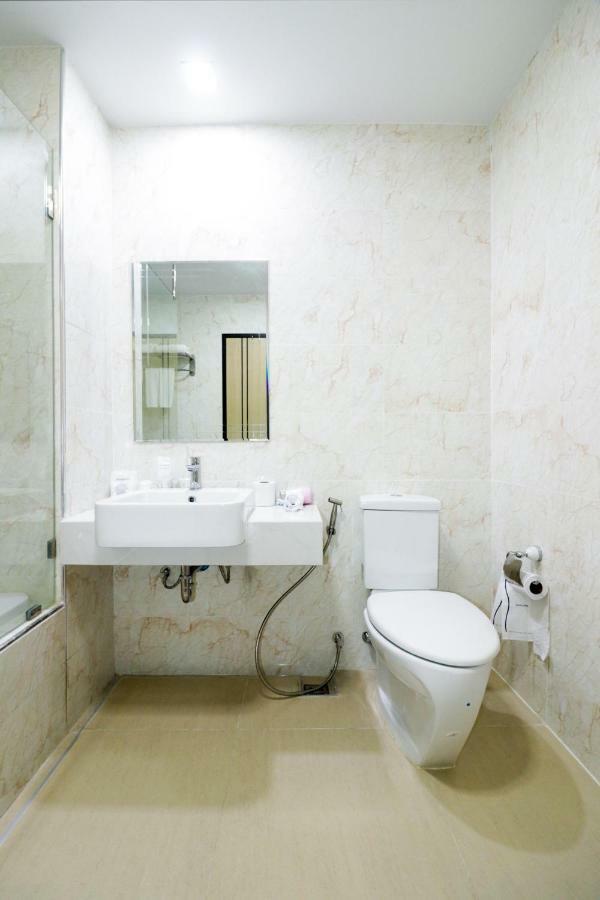 Oyo 234 Tara Grande Hotel & Spa Bangkok Esterno foto